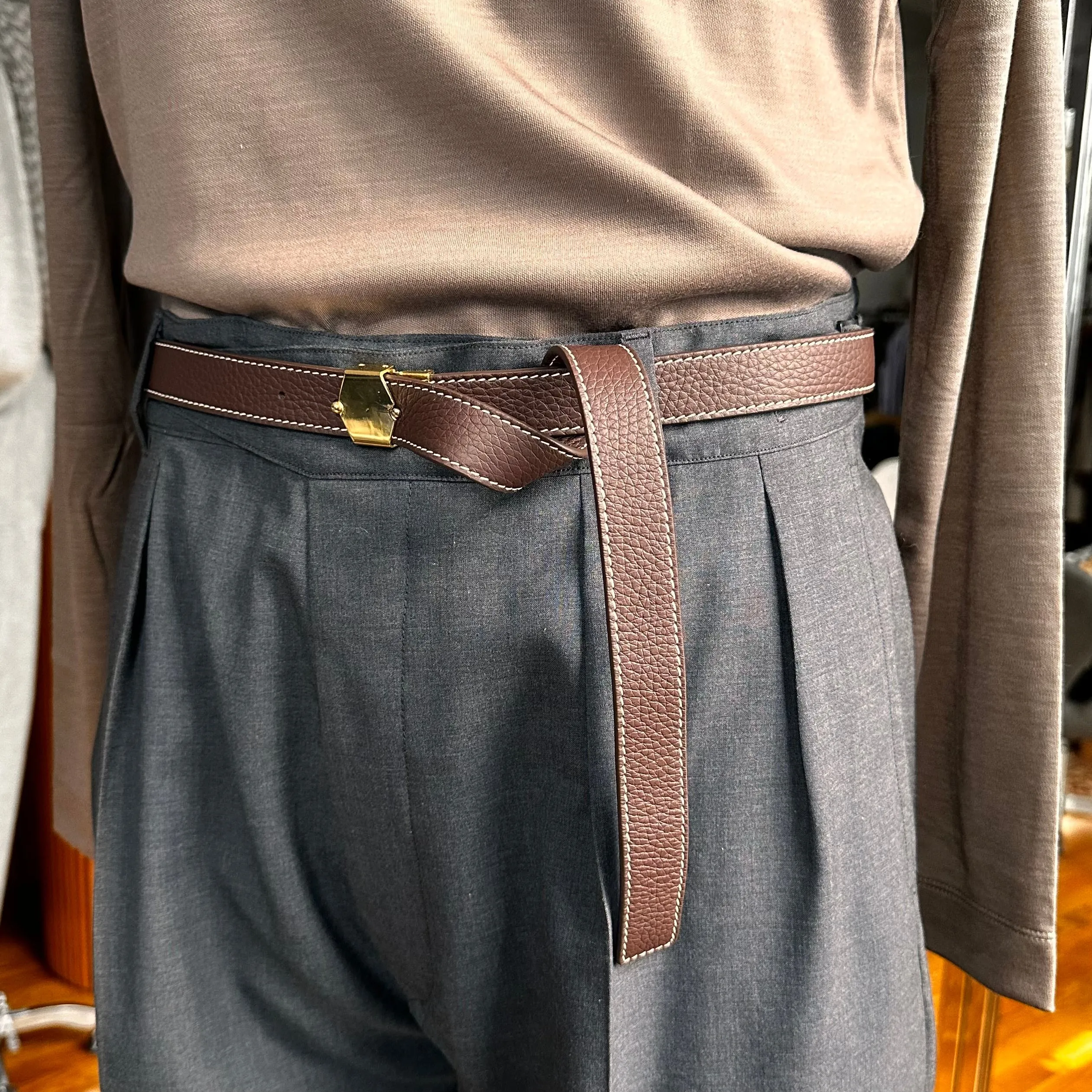 Long belt with vintage brass pin buckle in Teck brown tumbled leather